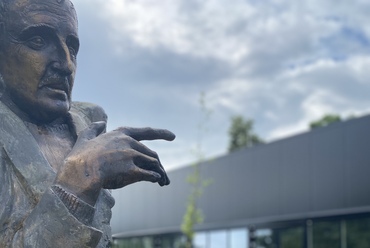 Bachman Zoltán bronzszobra az É81 épület előtti térben -  Terv: Rétfalvi Sándor