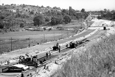 az épülő M1-M7 autópálya közös szakasza, a Kőérberki út irányából a város felé nézve. Balra a Budaörsi út, 1963. Forrás: Fortepan / Budapest Főváros Levéltára / Városrendezési és Építészeti Osztályának fényképei