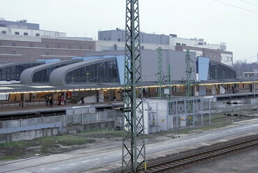 A felújított metróállomás a KöKi Terminállal, 2013 (forrás: Wikipedia)
