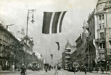 Deák Ferenc tér, jobbra az Anker-ház. Szemben a Bajcsy Zsilinszky út (a felvétel 1914 októberében készült, ekkor változott Váci körútról Vilmos császár útra az elnevezés). Forrás: Fortepan / Országos Széchényi Könyvtár