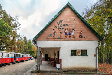 A képen Csillebérc állomás, a Gyermekvasút elsőként megépült ütemének végállomása. Fodor E. Jenő, Gillyén József, 1948, Fotó: Gulyás Attila