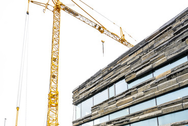 A Landsbankinn épülethomlokzatának harmonikus megjelenését nem szakítják meg látható rögzítési pontok a fischer rejtett rögzítéseinek köszönhetően – kép: fischer