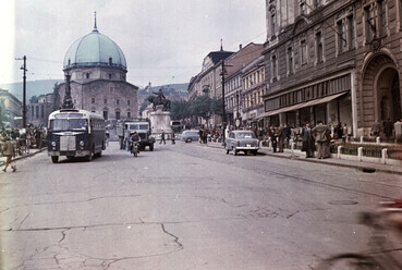 Széchenyi tér, távolabb a Dzsámi előtt a Szentháromság-szobor és Hunyadi János szobra, jobbra a Városháza, 1956. Forrás: Fortepan / Lechner Nonprofit Kft. Dokumentációs Központ
