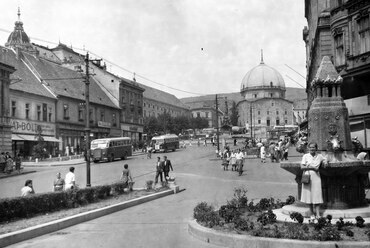 Széchenyi tér buszokkal, Zsolnay-kút, 1953. Forrás: Fortepan / Fortepan/Album061
