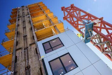 A Tallwood projekt: egy 10 emeletes, teljes léptékű, keresztirányú rétegelt faépület, melyet a szeizmikus biztonság tesztelése érdekében építettek San Diegoban. Forrás: UC San Diego Today. Fotó: David Baillot/UC San Diego Jacobs School of Engineering
