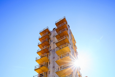 A Tallwood projekt: egy 10 emeletes, teljes léptékű, keresztirányú rétegelt faépület, melyet a szeizmikus biztonság tesztelése érdekében építettek San Diegoban. Forrás: UC San Diego Today. Fotó: David Baillot/UC San Diego Jacobs School of Engineering
