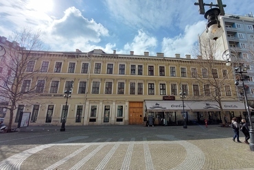 A Liszt Ferenc tér felőli homlokzat. Forrás: Építészfórum
