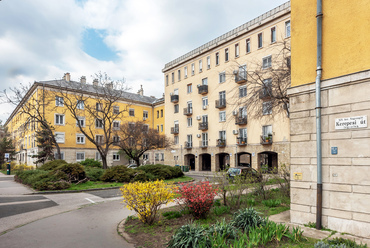 A budapesti Kerepesi úti téri lakótelep a főváros legnagyobb lakásépítési projektjeinek egyike volt az 1950-es évek elején. Fő épülete csak hazánk egyik leghosszabb lakóháza: a 18 ponton 90 fokot kanyarodó alaprajzának teljes hossza több mint 900 méter, a Flórián téri faluház két és félszerese.
