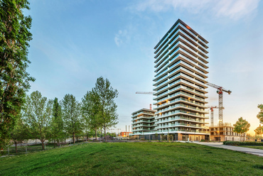 A legújabb nagy lakóház, a szintén vízparti L épület, amit hamarosan birtokba vehetnek a lakói. 18 emeletén 140 lakás kapott helyet, építészeti tervei Óbuda Építész Stúdióban készültek.
