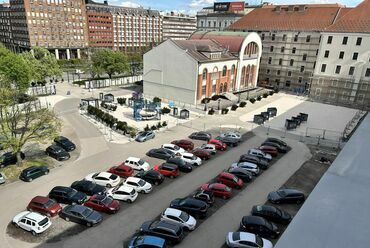 A tervezett Városháza park helye a parkolók felszámolása előtt. Sándor Bardóczi/Facebook
