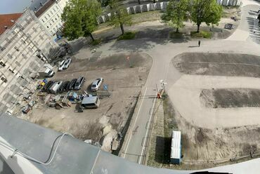 A tervezett Városháza park helye a parkolók felszámolása előtt. Sándor Bardóczi/Facebook
