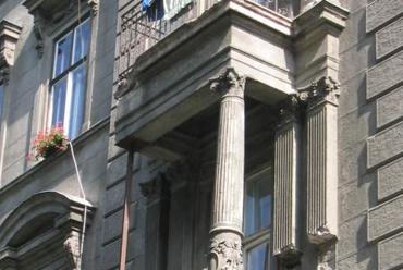 Erkély a Szabó Ervin tér - Ötpacsirta utca sarkán, fotó: VM