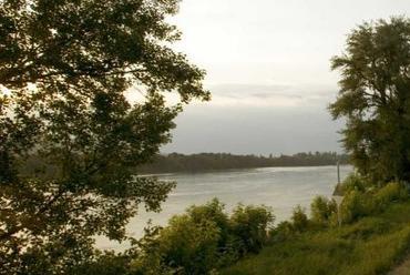 felvétel dél felől, a Duna-gátról, mely egyben kerékpárút
