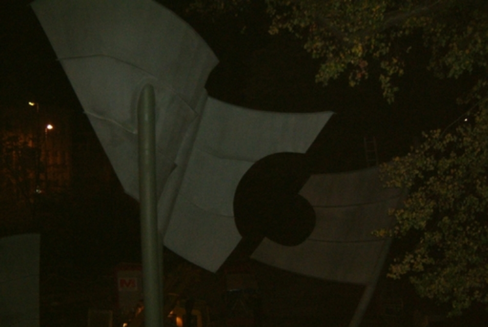 Veszprémi lyukas zászló / az emlékművet felállították