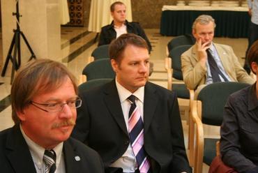 A képen középen Klobusovszki Péter, tőle balra Kálmán Ernő, a MÉSZ elnöke, jobbra Bolberitz Henrik, a MÉSZ titkára