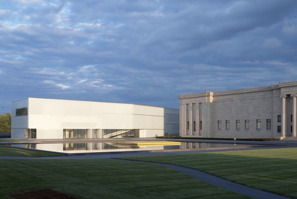 Lencsék a gyepen - Steven Holl múzeumbővítése Kansas Cityben