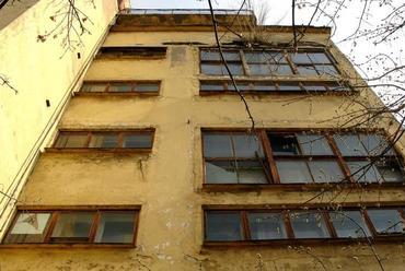 http://commons.wikimedia.org/wiki/Image:Narkomfin_Building_Moscow_2007_02.jpg