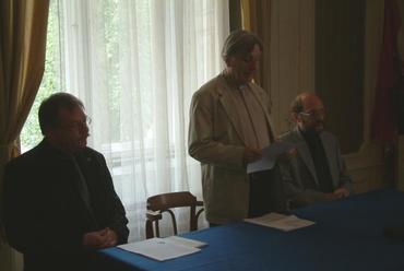 Finta József olvasta fela díjazottak méltatást, balra Kálmán Ernő, jobbra Becker Gábor