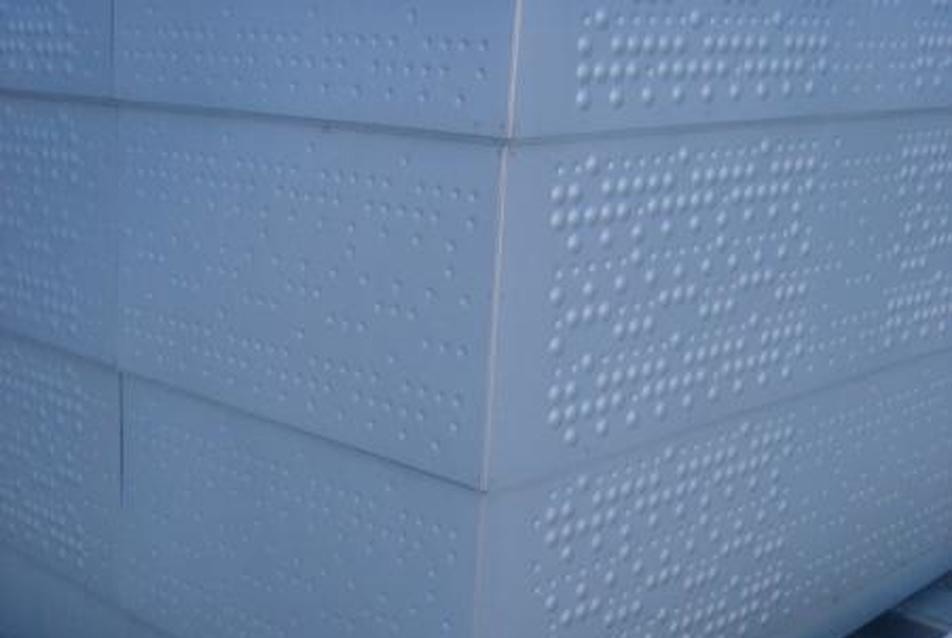 a zsinórpad fémburkolata (Braille-írásos) csatlakozik a térburkolathoz