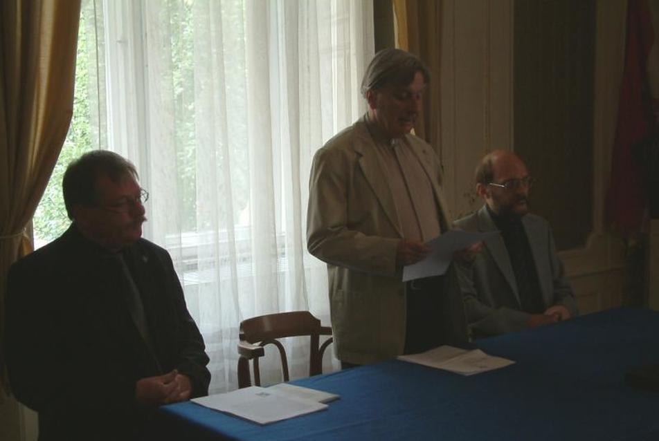 Finta József olvasta fela díjazottak méltatást, balra Kálmán Ernő, jobbra Becker Gábor