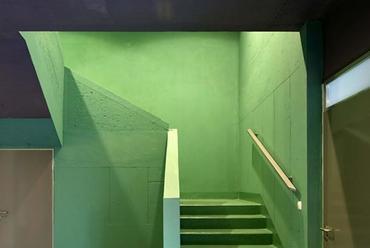 zöld lépcső, fotó: Bujnovszky Tamás