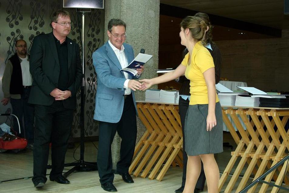 Dimitrijevic Tijana átveszi a diplomadíjat