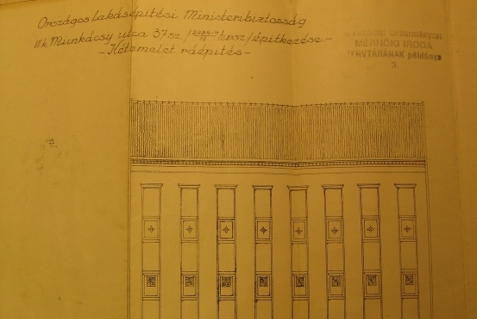 emelet ráépítés utáni homlokzat