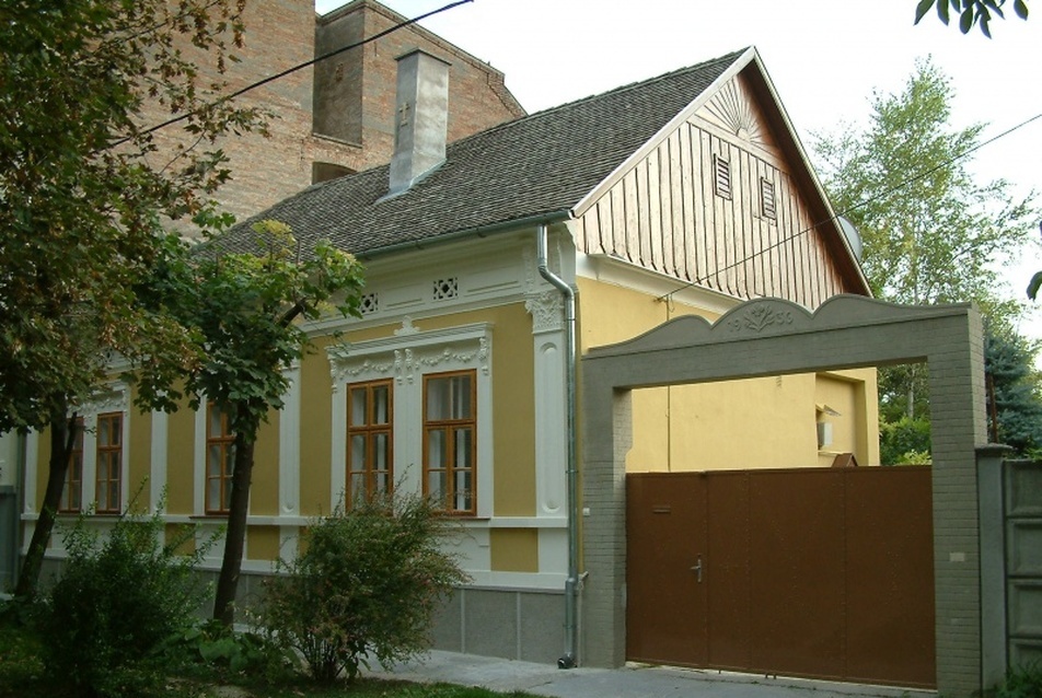 Makói lakóépület homlokzatfelújítása, tervező: Gyuricsek Tibor