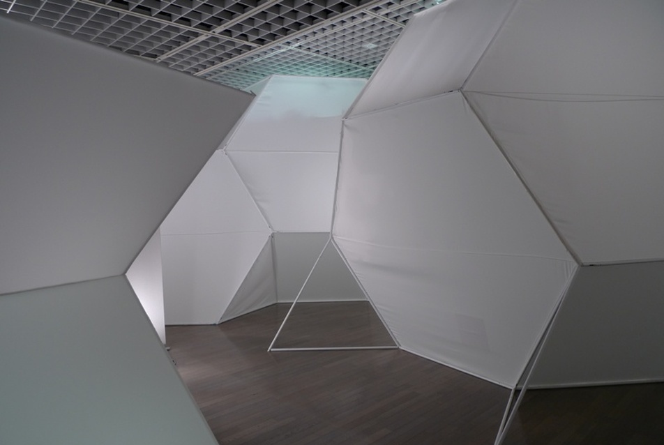 Toyo Ito installációján átsétálva egy újfajta térgeometria élményét lehet kipróbálni. Fotó: Kovács Bence.
