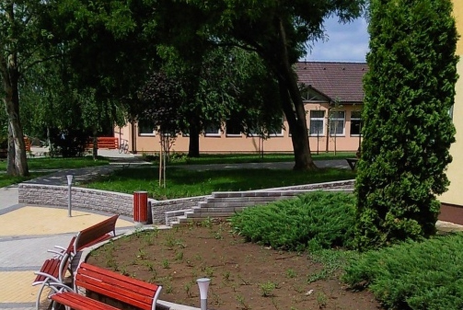 Tájépítészet egy kisközösségnek: megszépült az egy hektáros falusi iskolaudvar Leveleken
