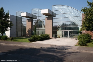 Dunaújvárosi Főiskola, A épület és városi park – vezető tervező: Rombauer Gábor – fotó: Mudra László