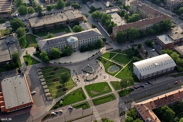 Dunaújvárosi Főiskola, A épület és városi park – vezető tervező: Rombauer Gábor – fotó: Mudra László