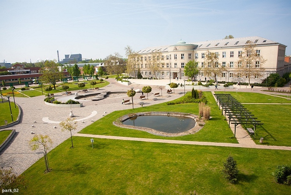 Dunaújvárosi Főiskola, A épület és városi park – vezető tervező: Rombauer Gábor – fotó: Mudra László