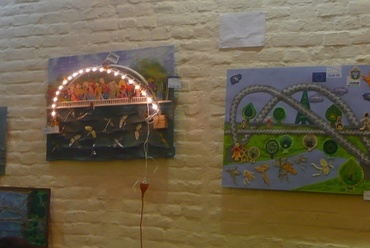 A Tiszavirág híd avatójára meghirdetett rajzverseny legjobbjaiból nyílt  kiállítás a Tisza(p)Art moziban