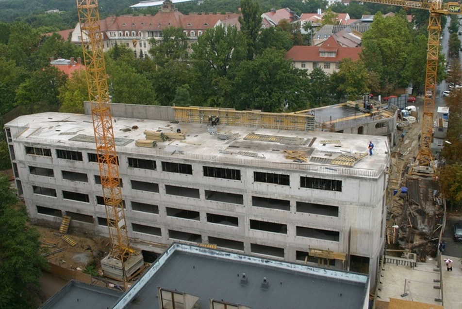 DE-OEC Központi IN-VITRO diagnosztikai tömb. Vezető tervezők: Kovács Péter, Lengyel István