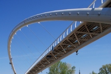 Gyalogos és kerékpáros híd Szolnokon, vezető tervező és fotó: Pálossy Miklós