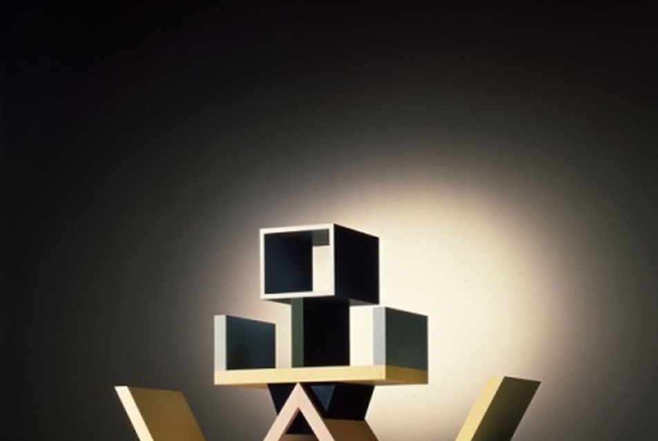 Ettore Sottsass ikonikus polca, a Carlton (Memphis) (1981) - fotó: Aldo Ballo