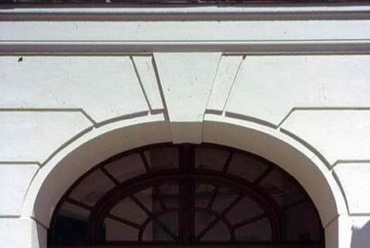 Helyreállított díszudvari ajtó, 1996 – M. Zs. felvétele