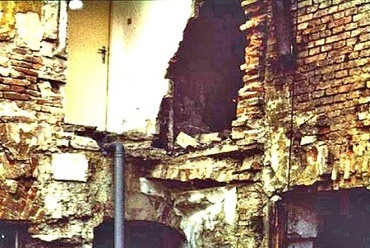 Erzsébet királyné leomlott lejárója a Lovardához, 1985 körül – M. Zs. felvétele