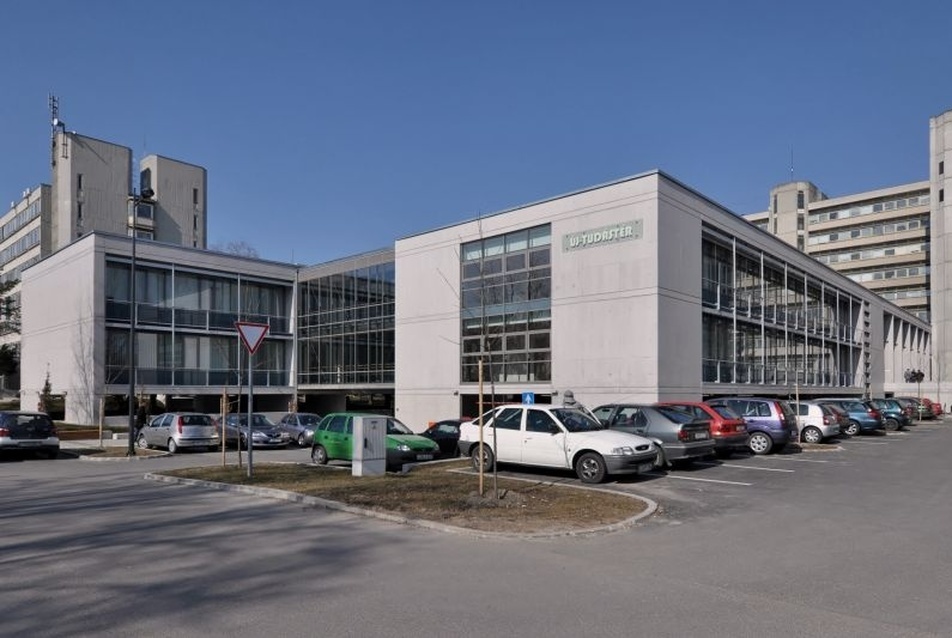 Út épület bejárat a parkoló felől, építészet: Gelesz András, Krikovszky Balázs, Anschau Péter, fotó: Kocsis Ferenc
