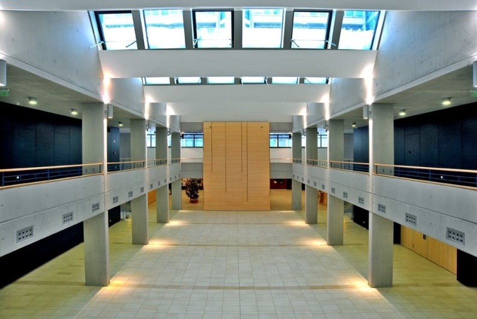 ÚT  épület aula üresen, építészet: Gelesz András, Krikovszky Balázs,  Anschau Péter, fotó: Luciano  Busani