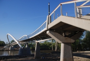 Gyalogos és kerékpáros híd Szolnokon