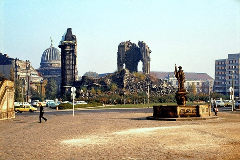 A  Neumarkt 1980-ban. Forrás: Gesellschaft Historischer Neumarkt  Dresden