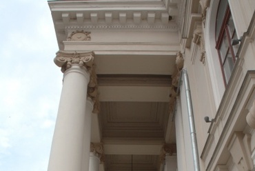 A felújított portikusz 2011, építészet és fotó: Pro-Arh