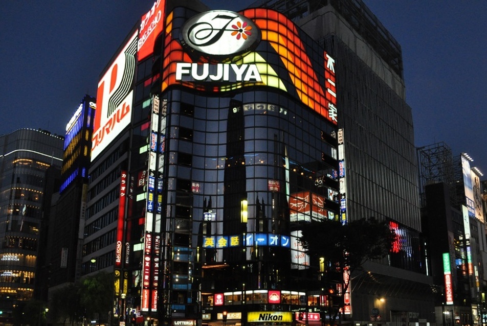 A Fujiya fényreklámja a Ginza egyik jelképe, fotó: Kovács Bence