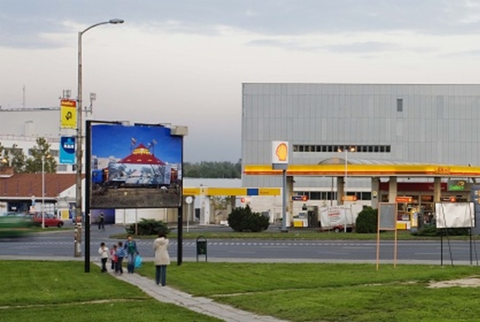 Tudásközpont, Pécs - főhomlokzat. Vezető tervező: Balázs Mihály, Tarnóczky Tamás, Tatár Balázs - fotó: Bujnovszky Tamás
