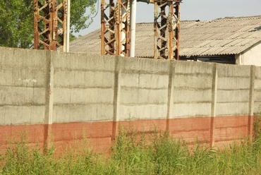 Katasztrófa festette kerítés