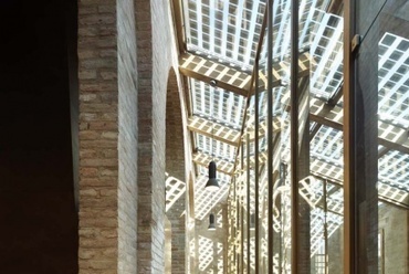 Az irodaterek és a napelemes tető belső nézete - Carlo Cappai és Alessandra Segatini, fotó: Pietro Savorelli