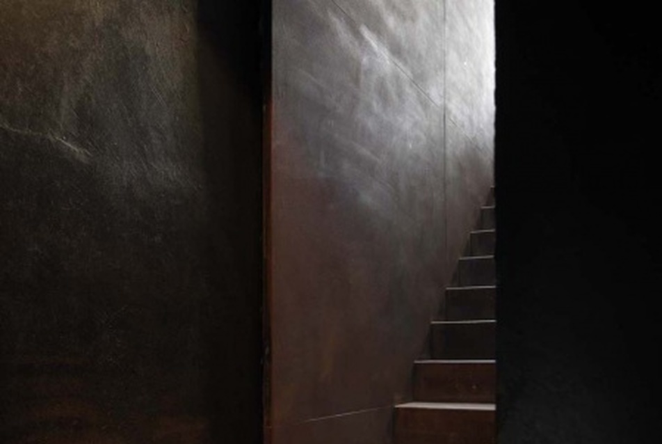 A felső szintre vezető corten-acél lépcső - Carlo Cappai és Alessandra Segatini, fotó: Pietro Savorelli