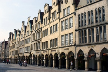 Árkádsor, Münster, Prinzipalmarkt XIII-XIV. század, fotó: http://en.wikipedia.org/wiki/File:MuensterPrinzipalmarkt09.JPG